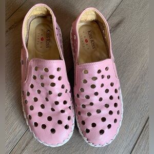 Pink Leather Kiss Kiss flats with cutout